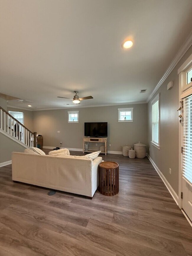 Building Photo - Quaint Neighborhood Living: Spacious 3 Bed...