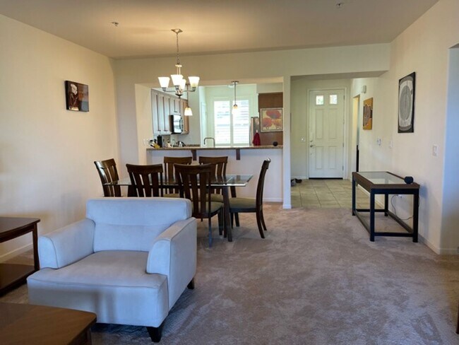 Building Photo - Gorgeous like new Premier condo in S. Kihe...