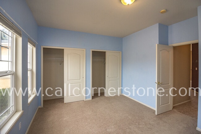 Building Photo - 3305 Hollycrest Dr