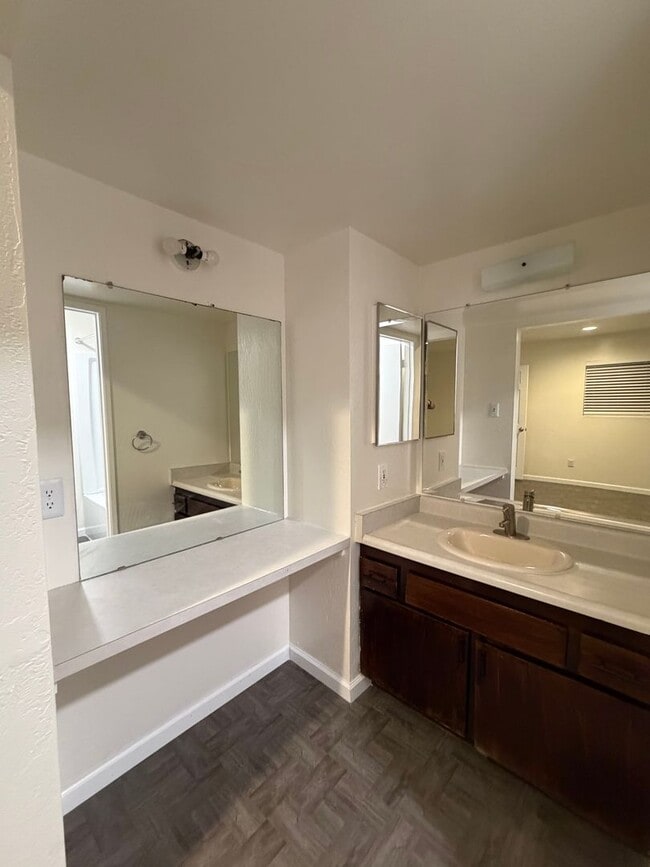 Building Photo - Move in ready 3 Bd 2BA home in upper NE Bakersfield