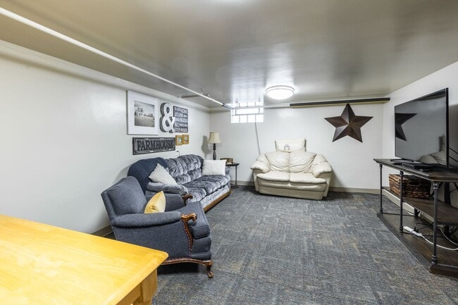 Building Photo - Your Fully Furnished 3 Bed 2 Bath Home Awaits Immediate Move-In!