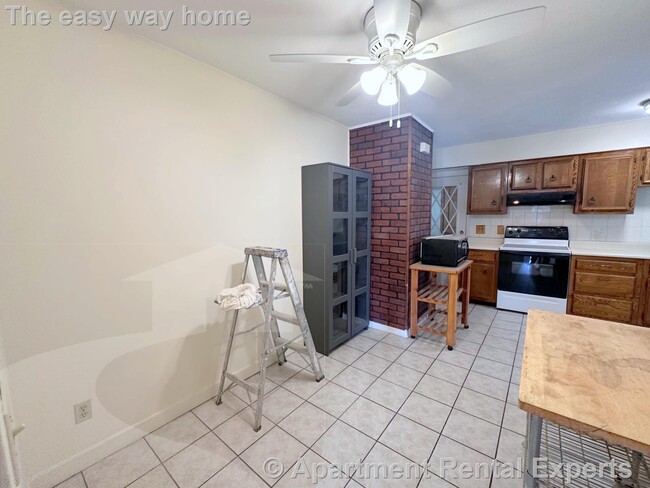 Building Photo - Large 5 room 2+ or 3 BR * DW * HUGE kitche...