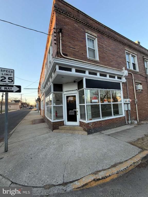 Building Photo - 915 N Delaware St