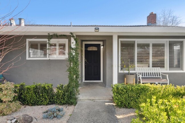 Building Photo - 918 Las Pavadas Ave