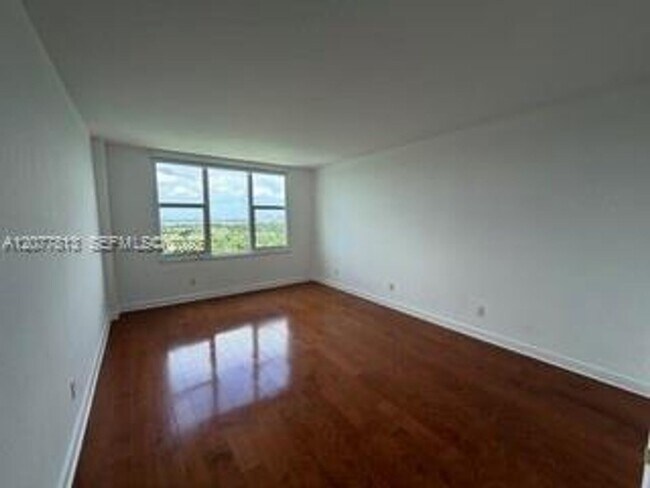 Building Photo - 5600 Collins Ave