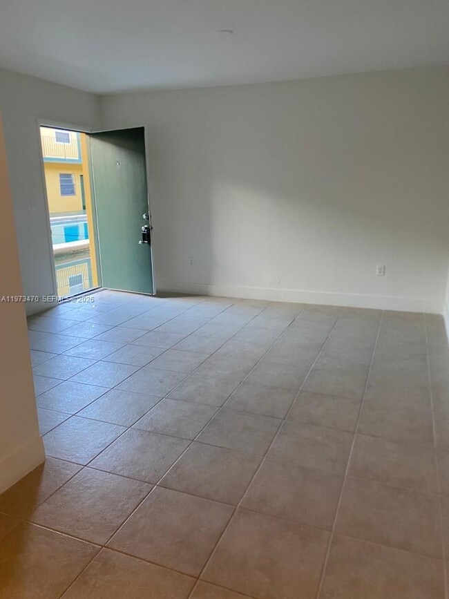 Building Photo - 1975 NE 135th St