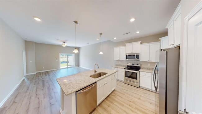 Building Photo - 14 Racquet Club Dr