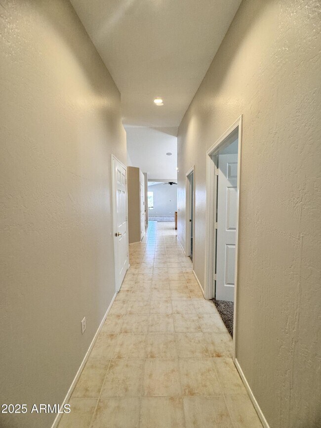 Building Photo - 673 S Peppertree Dr