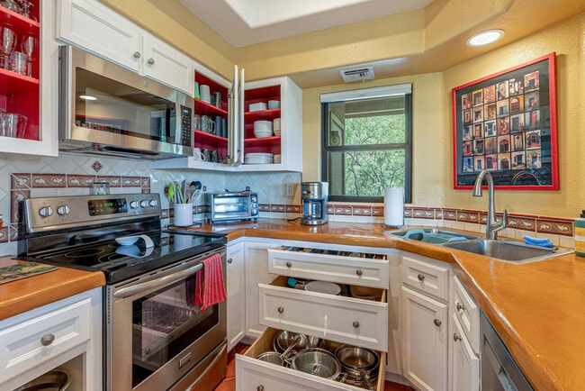 Building Photo - 6655 N Canyon Crest Dr