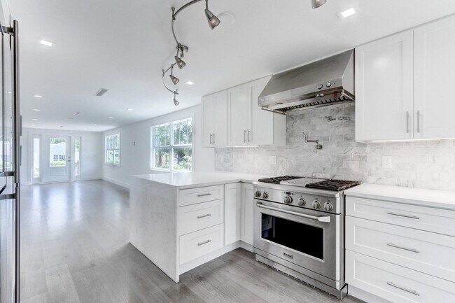 Building Photo - 833 Ardmore Rd