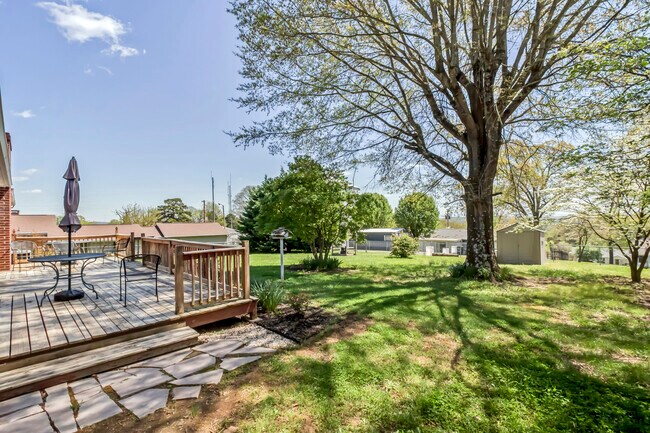 Building Photo - 702 W 6th Ave