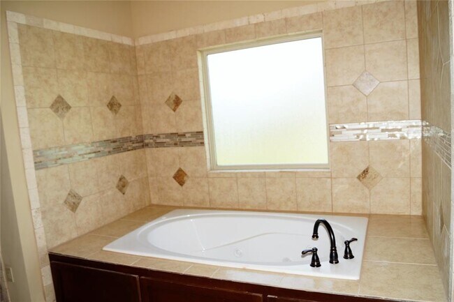 Building Photo - 17408 Braken Dr
