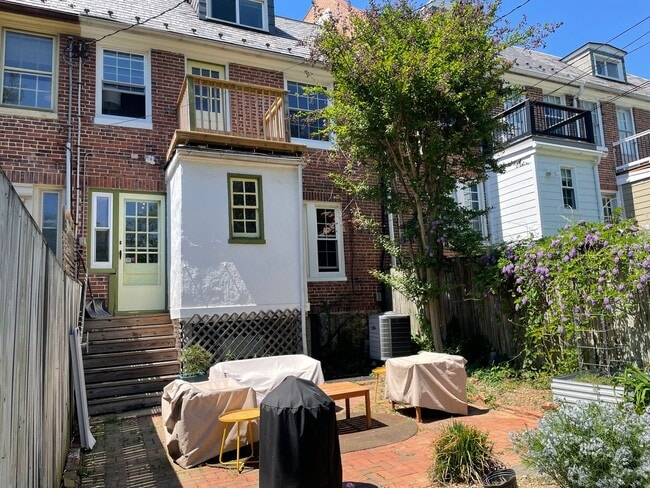 Building Photo - Oakenshawe 5-Bedroom, 2-Bathroom Home Close to Johns Hopkins