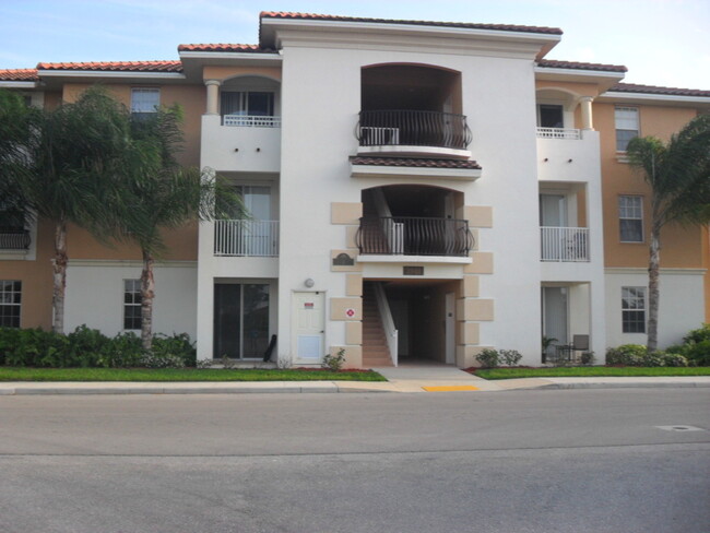 Building Photo - Isles of Porto Vista 2/2 Condo