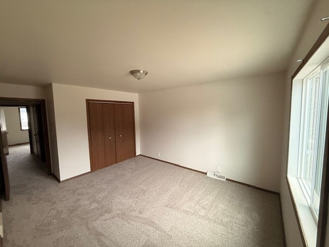 Building Photo - 2 Bedroom Dulex