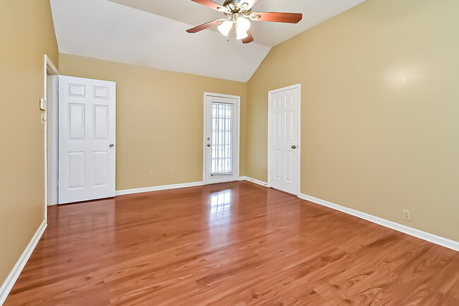 Building Photo - 1653 Dexter Ln