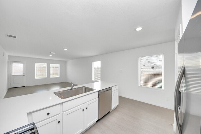 Building Photo - 833 Vlg Brk Dr