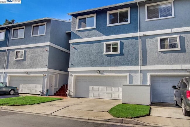 Building Photo - Bright 3 Bedroom Townhome in Newark