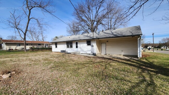 Building Photo - Beautiful, big 3BR rancher with 2 car gar near Lake Shawnee!
