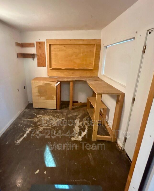 Building Photo - 640 James Ln