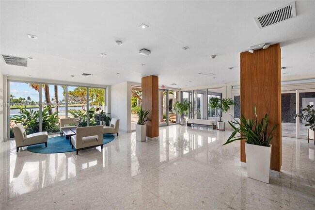 Building Photo - 9102 W Bay Harbor Dr