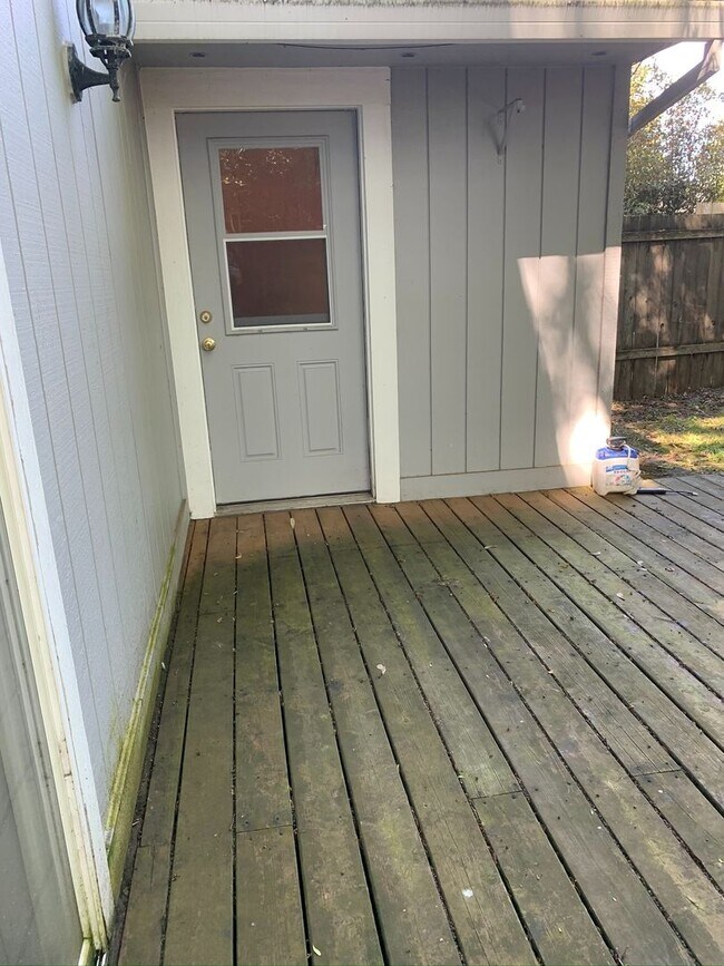 Building Photo - Large Four Bedroom House in Newberg