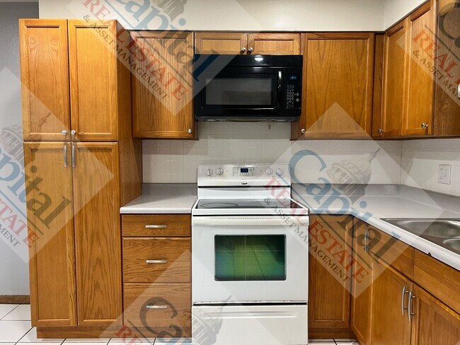 Building Photo - Charming 3 Bedroom
