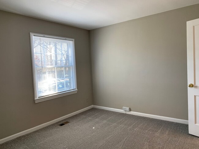 Building Photo - Four Seasons Area, 3 Bedrooms Plus Office, Fire Place, Convenient to Mall & Interstates.