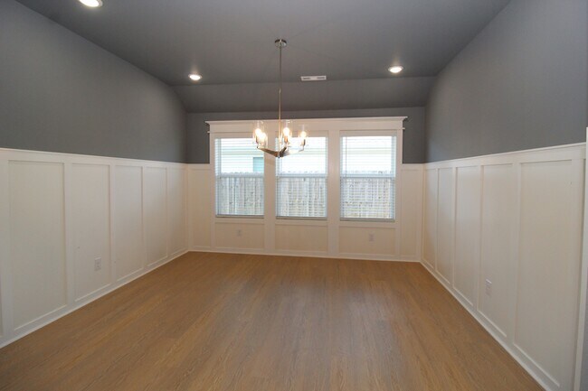Building Photo - 427 Wagon Wheel Ave