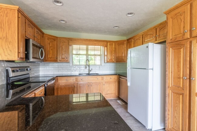 Building Photo - 3 Bed, 2 Bath, 2350sqft, 5.86acres