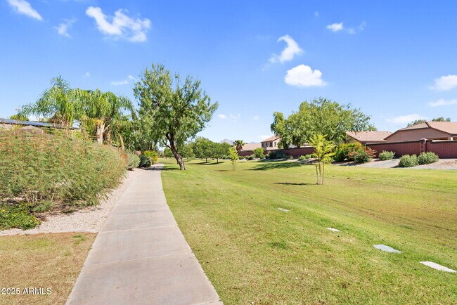 Building Photo - 10226 E Lakeview Ave