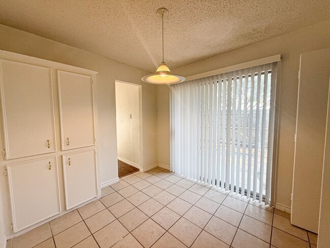 Building Photo - 612-614 Towne House Ln