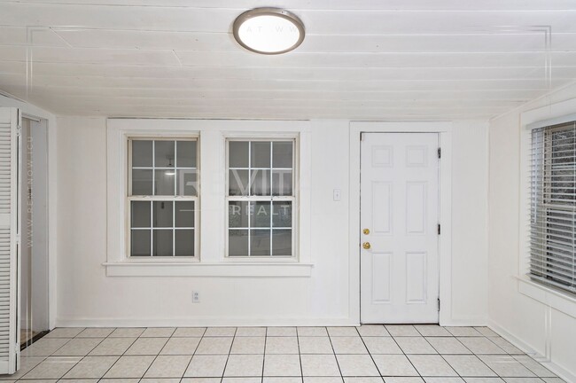 Building Photo - Adorable 3 Bed 2 Bath Cottage with Double ...