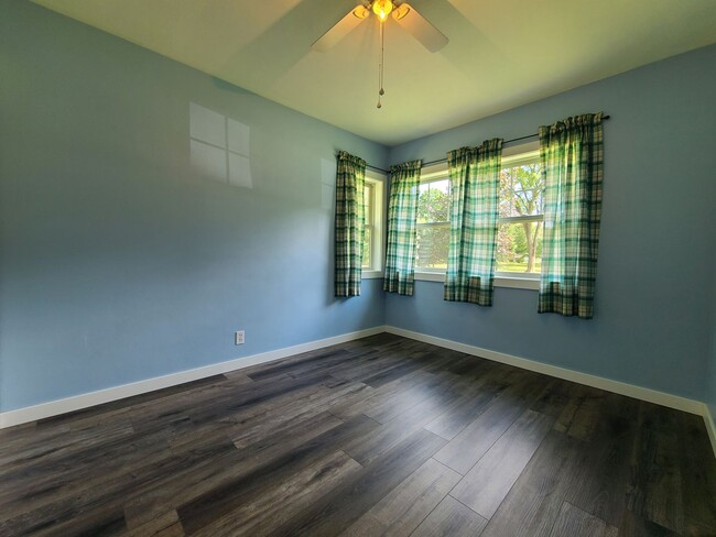 Building Photo - Three Bedroom, One Bath House in Benton Ha...