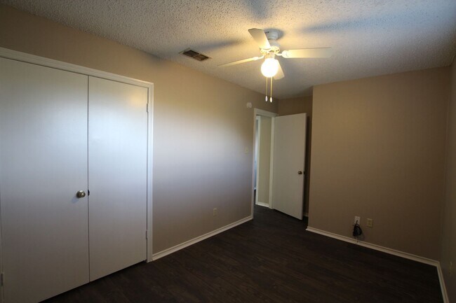 Building Photo - 201 Barbara St