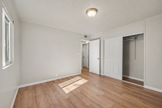 Building Photo - *2 Bedroom Detached Garage, Large Lot Updated and Clean**