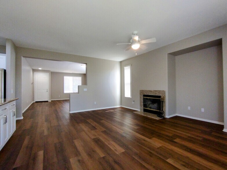 Ceiling fan in family room - 311 Bogie St
