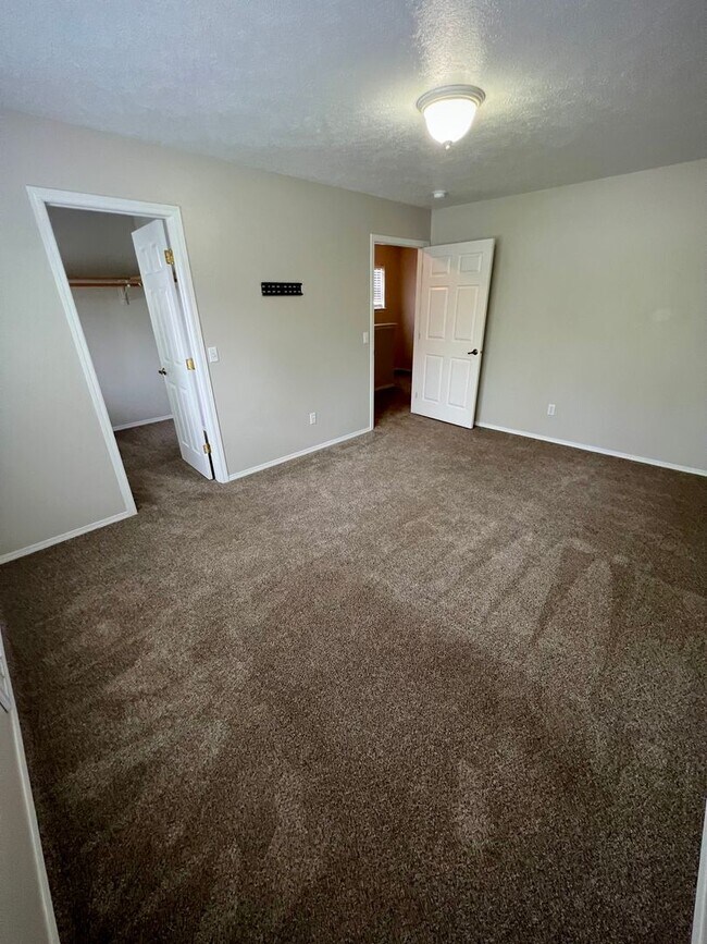 Building Photo - 1008-1010 E. Ermina