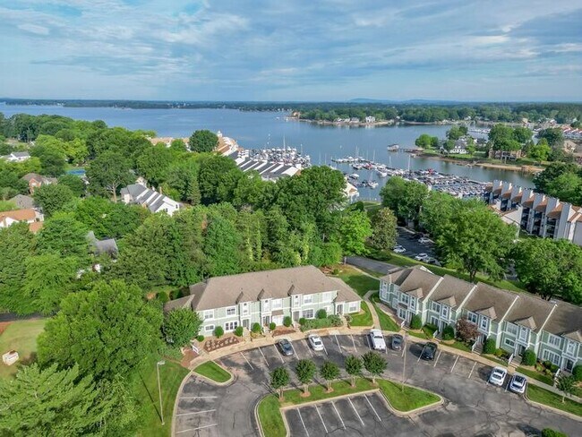 Building Photo - 3BR Townhome - Lake Living in Vineyard Point with Boat Slip Access Near Lake Norman
