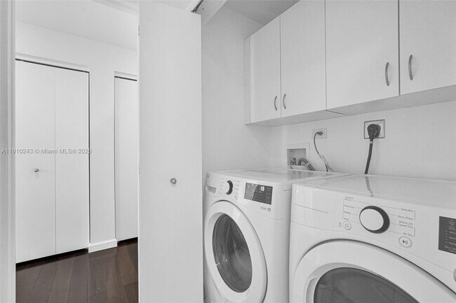 Building Photo - 801 Brickell Key Blvd