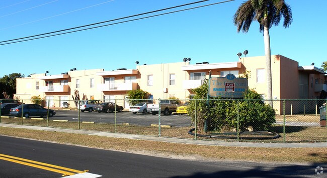 Courtyard at Homestead Apartments - Courtyard Apartments
