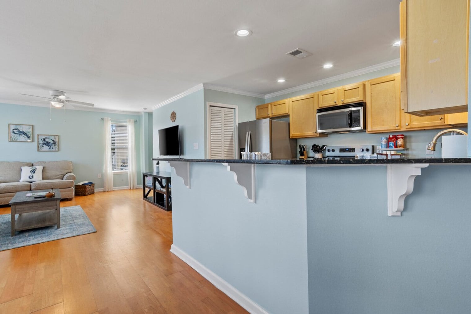 Building Photo - 2421 Beachview Dr