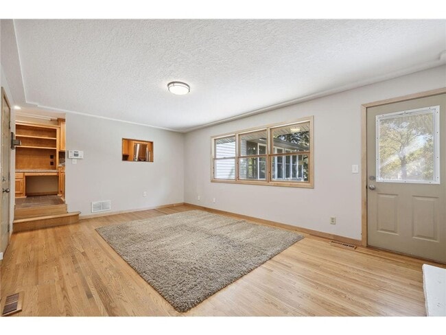 Building Photo - 6802 Cottonwood Ln N