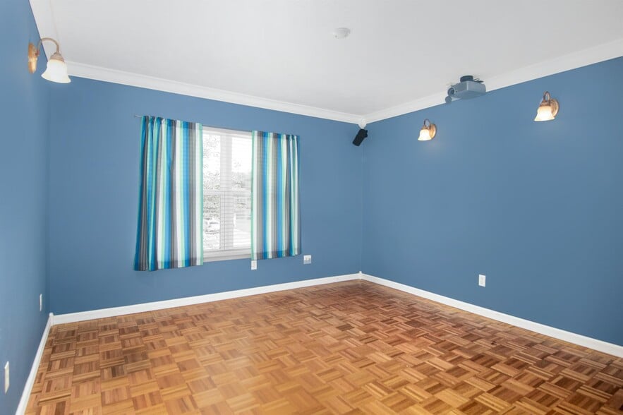 Building Photo - 255 E Castle Harbour Dr