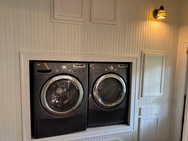 Building Photo - 2313 Lynn Rd NW