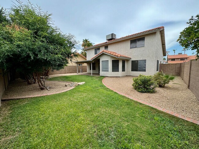 Building Photo - Stunning 4 Bedroom/2.5 Bath Home in Ahwatukee