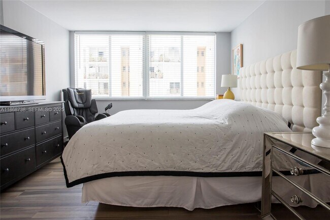 Building Photo - 1345 Lincoln Rd