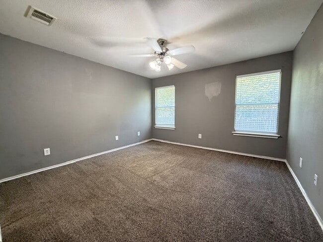 Building Photo - Nice 3 bedroom 2 Bath One Story Home..Avai...