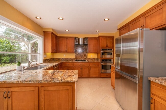 Building Photo - Beautiful + Spacious 4 bedroom/3 bath/3 Ca...