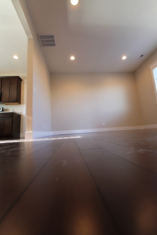 Building Photo - Luxury Finishes - Top-Floor Duplex Unit -- Mid-Town with a View